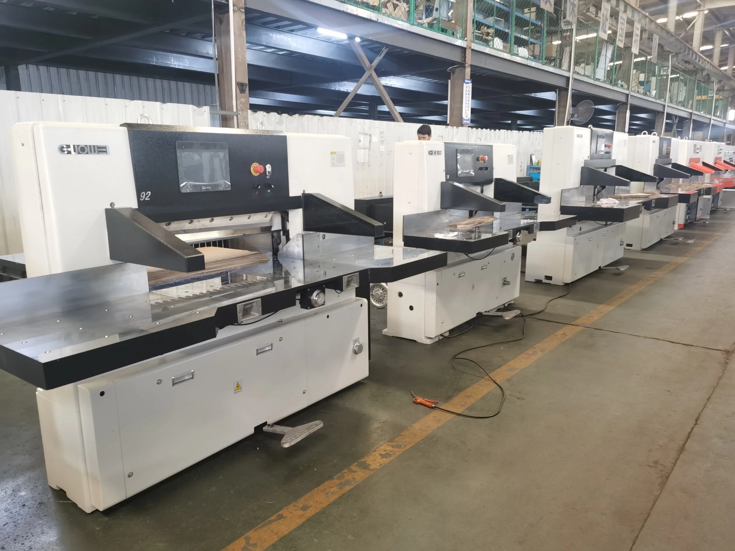 آلة قطع الورق الآلية الصناعية آلة التحكم في برنامج آلة منع النقطان الورق (92K)