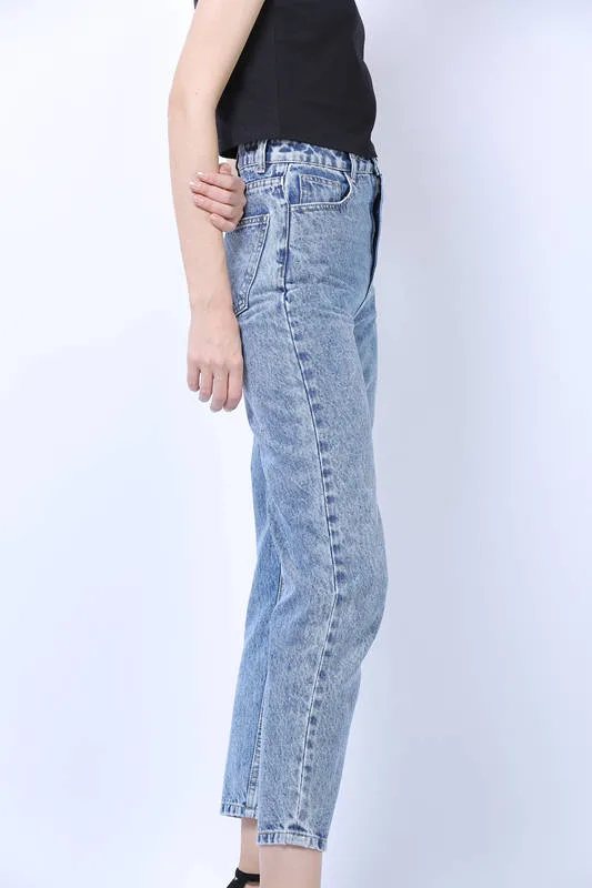 La mujer pantalones mediados de la cintura elástica Dama jeans de moda de tendencia de color azul claro