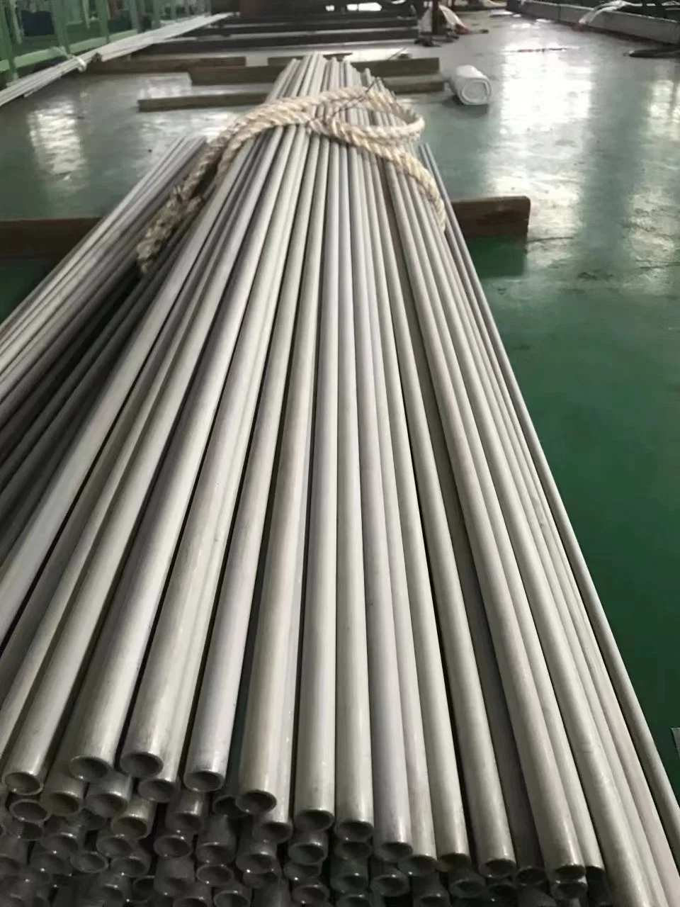 Supplier ASTM/AISI Sch40 Pickling Precision Seamless Stainless Steel Tubing/Tube/Pipe for Building Materials