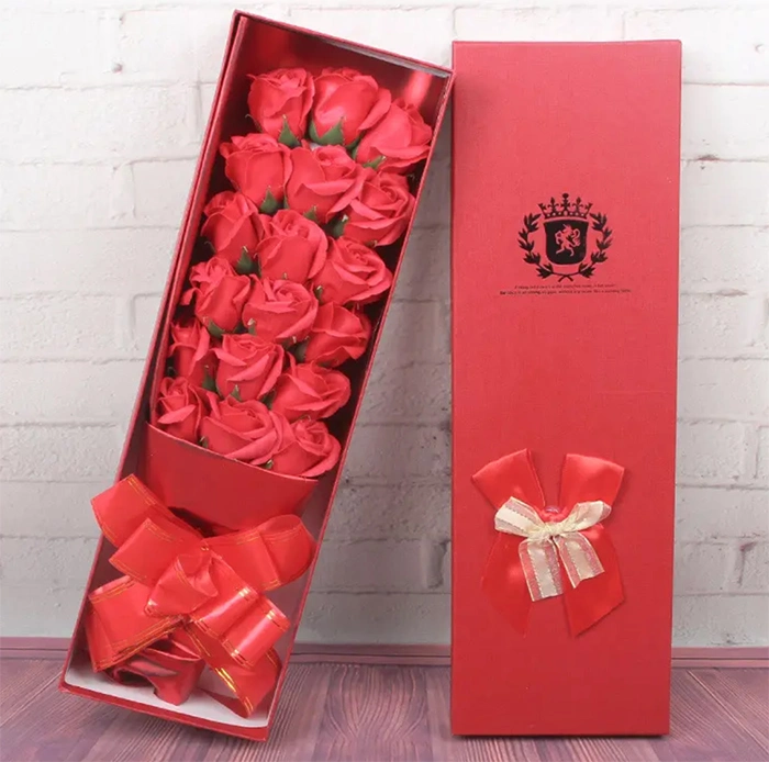 Flores de papel de rosa artificial em conjunto de promoção de presente. Rosa preservada, flor de sabão, caixa de presente de joias e sacola para esposa, mãe e presente.