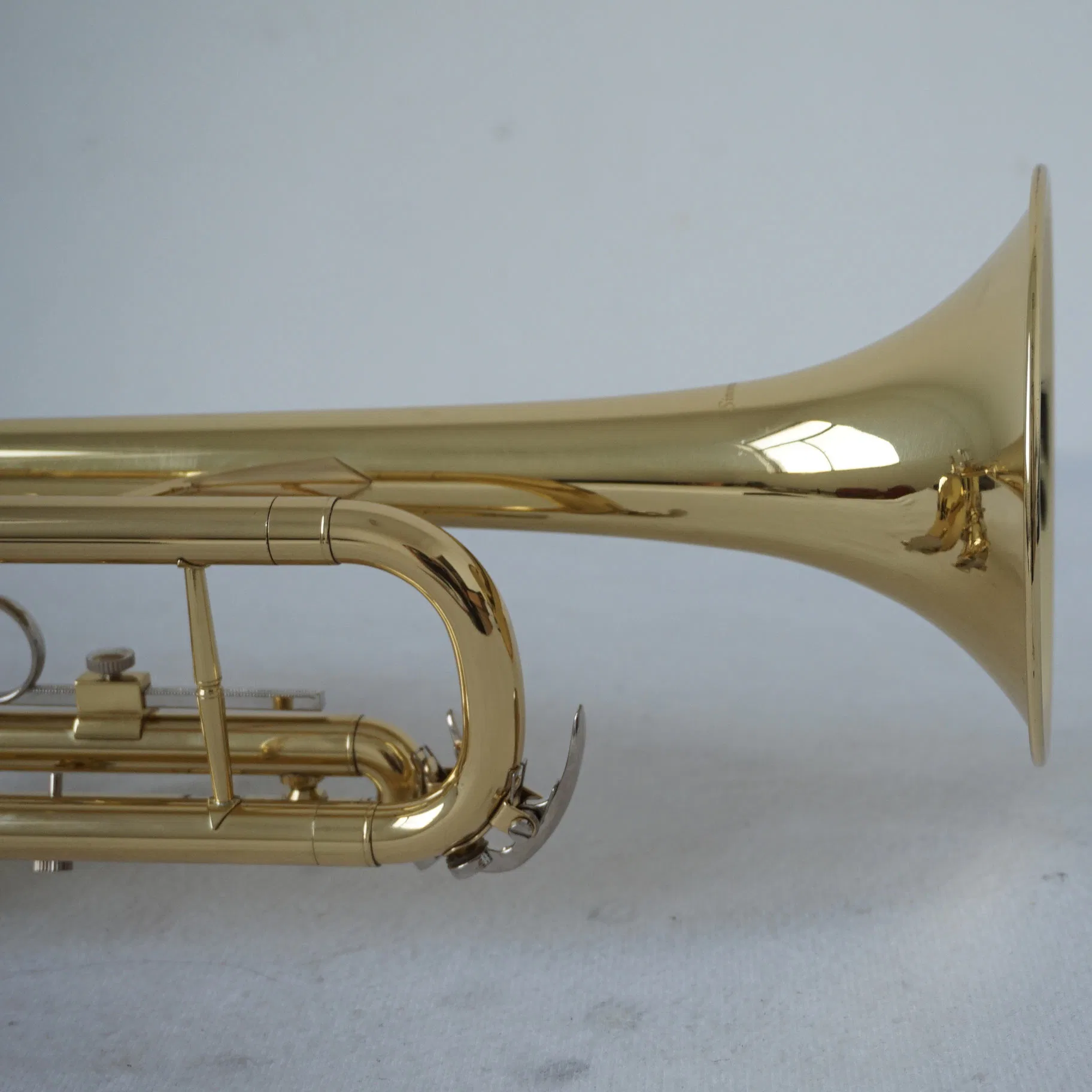 Custom Brand Brass Instrument Golden Lacquer Bb Tone Trumpet for Sale