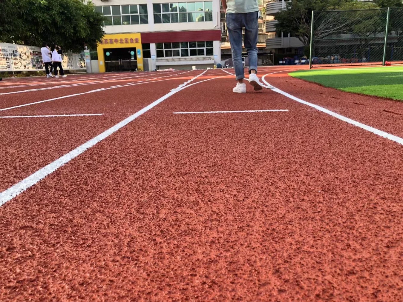 Coût des pistes de jogging synthétique Athletic Tartan pistes de course à pied pour l'école Aire de jeux