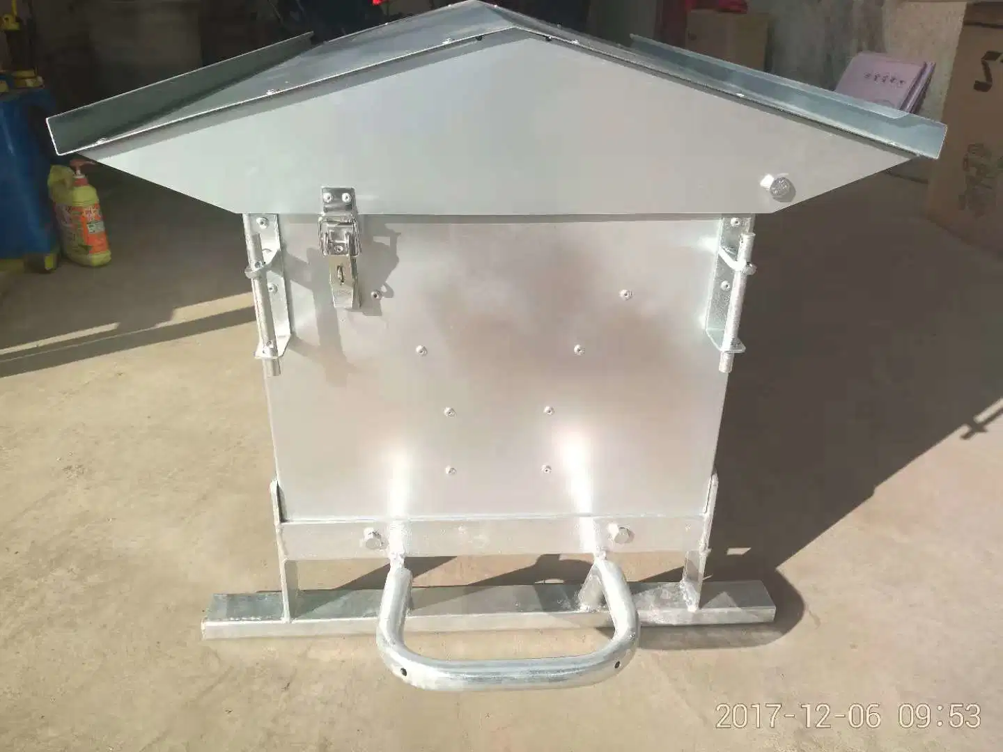 Fully Galvanised Lamb Creep Feeder on Wheels. Heavy Duty. Available in 8FT and 4FT.