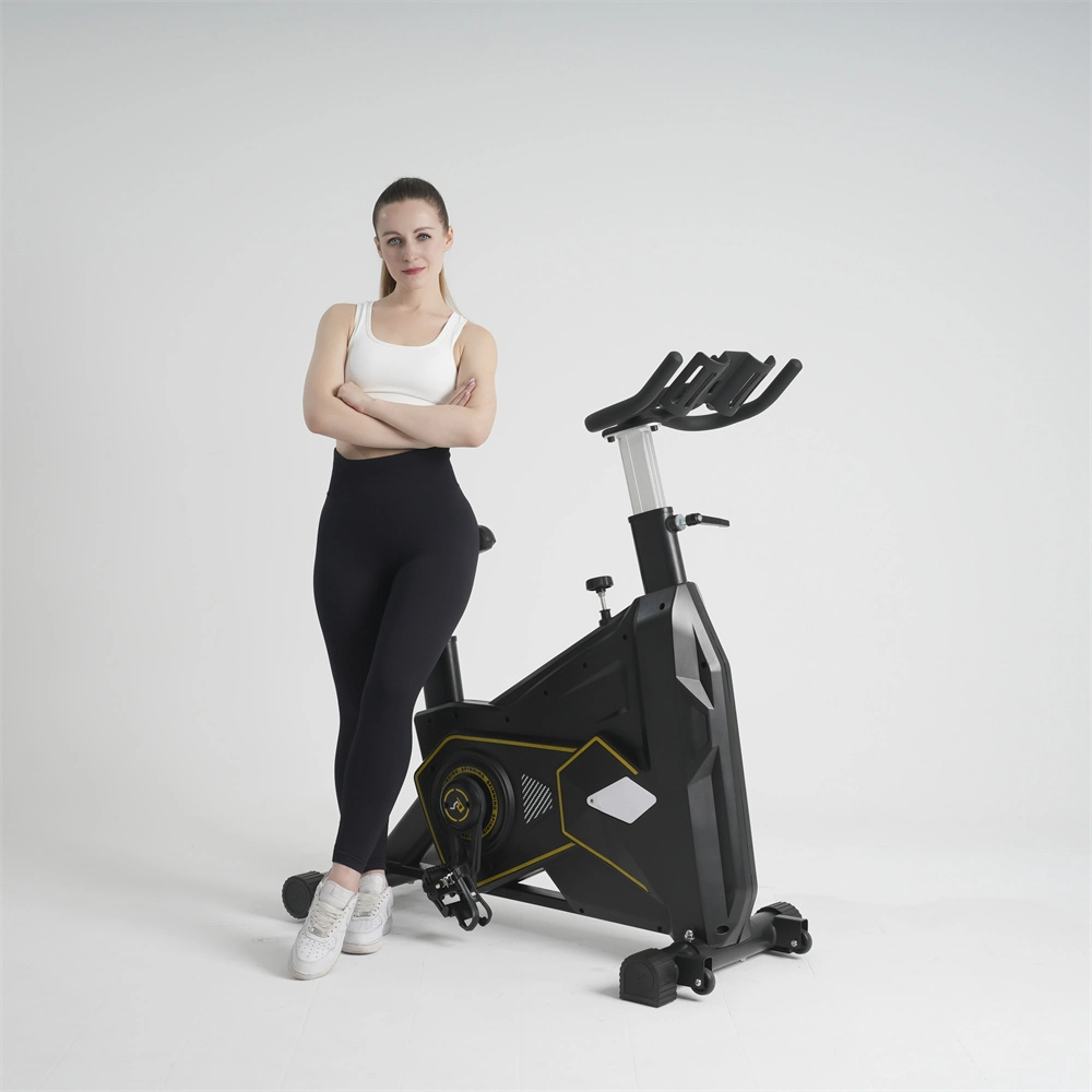 Salle de gym de l'équipement de cardio-training spin bike avec équipement de sport vélo d'exercice de l'écran