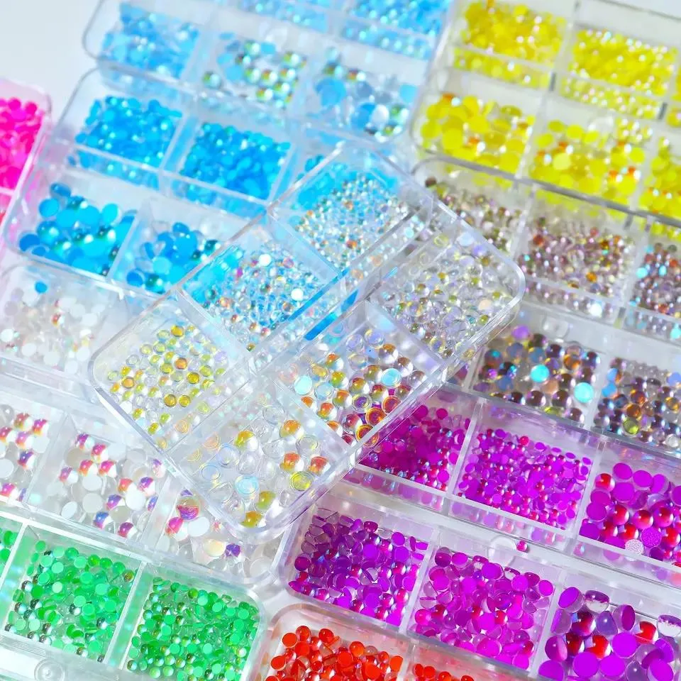 Perles de couleur bonbon douces avec des strass plats en cristal pour décorations d'ongles.