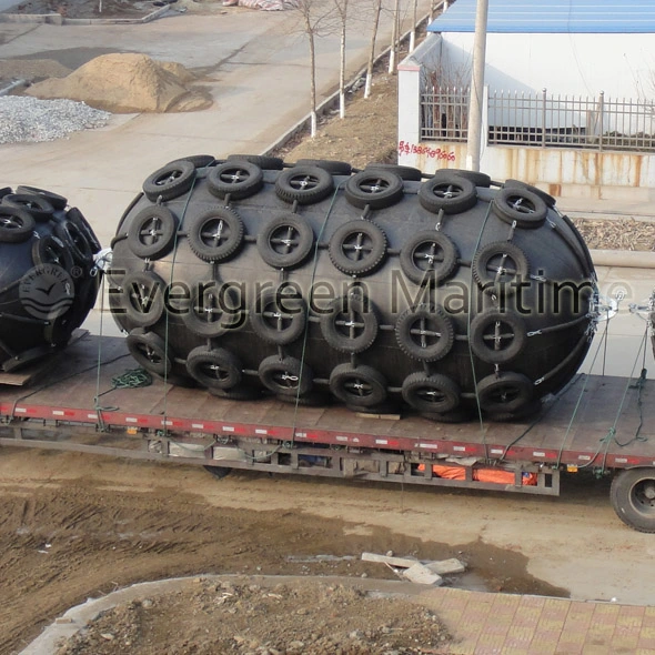 Los guardabarros de goma de neumático con cadenas y neumáticos jaula para la protección de barco