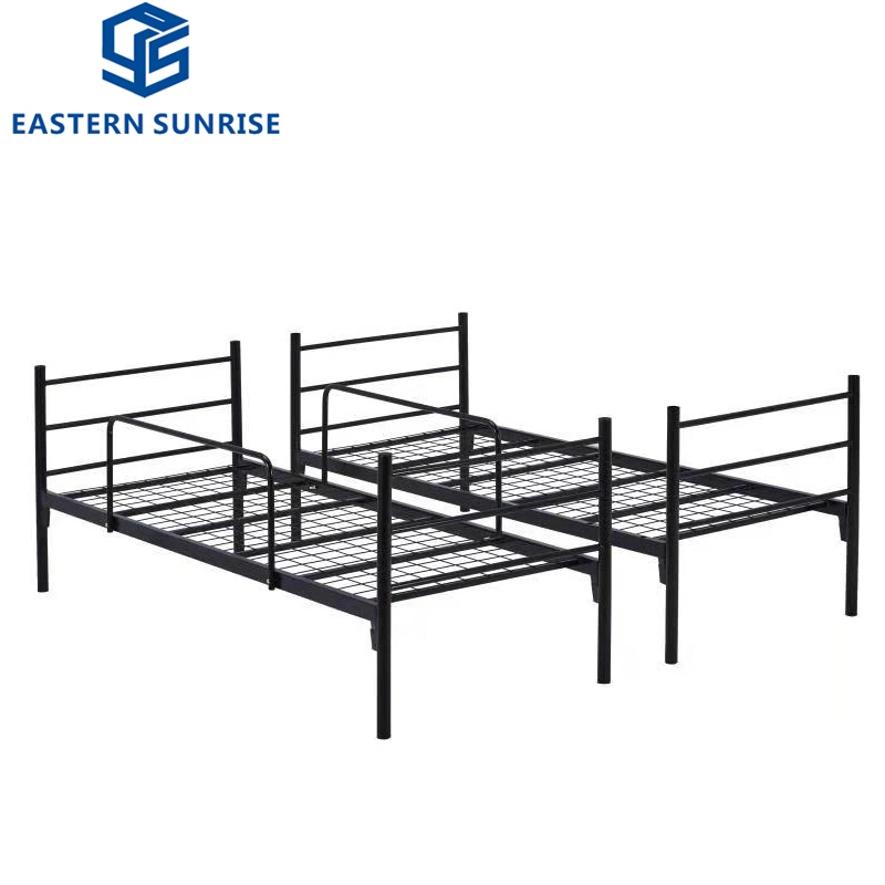 Cama de beliche de metal barata para quarto de crianças em casa.