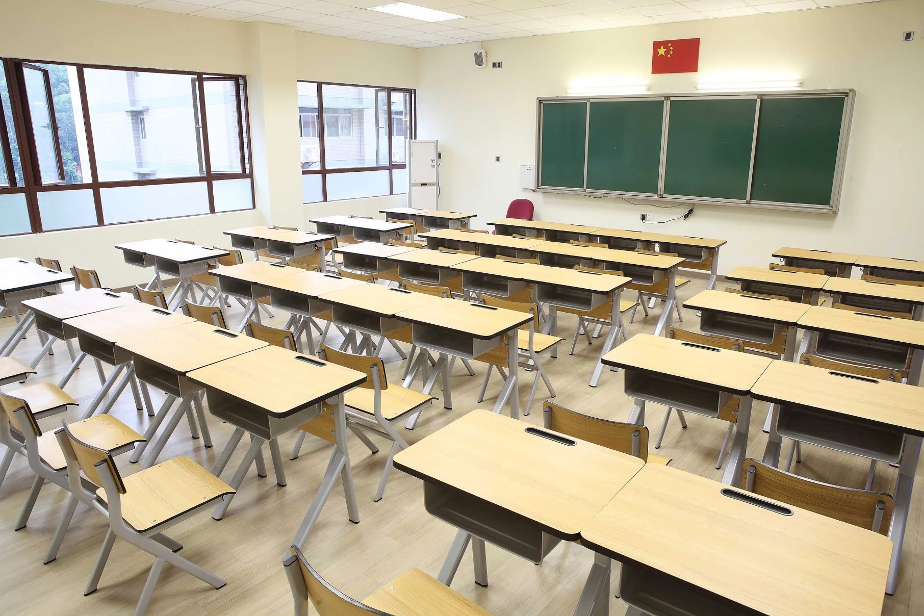 Escola Escola Primária de alunos de Ensino Professor de madeira na sala de aula Banco Escolar