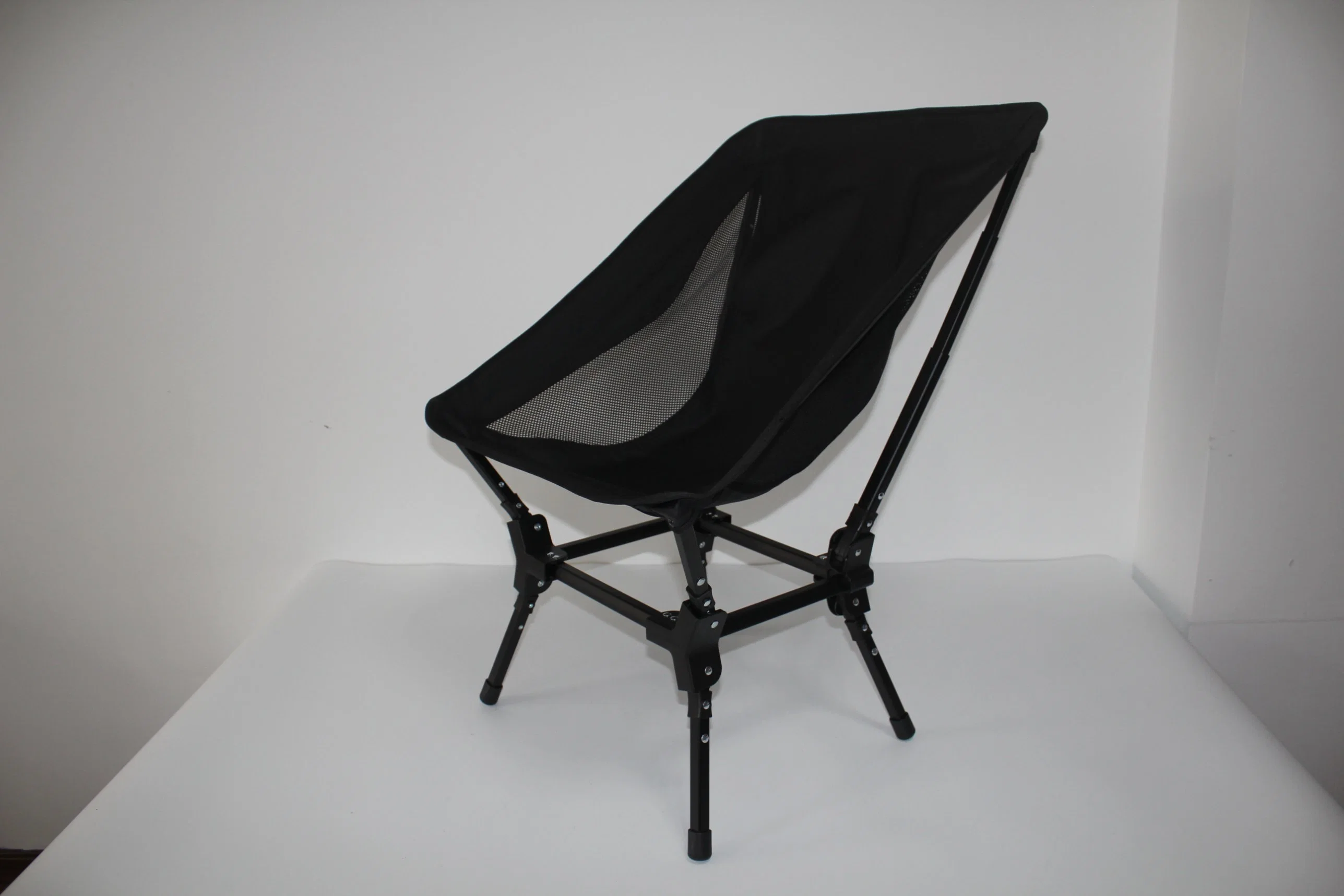 Cadeira de campismo dobrável compacta com estrutura dobrável única