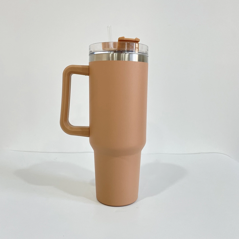 Vente en gros vrac Quencher Tumbler avec poignée revêtement en poudre Voyage Tasse café bière tasses de voyage tasses avec couvercle et paille