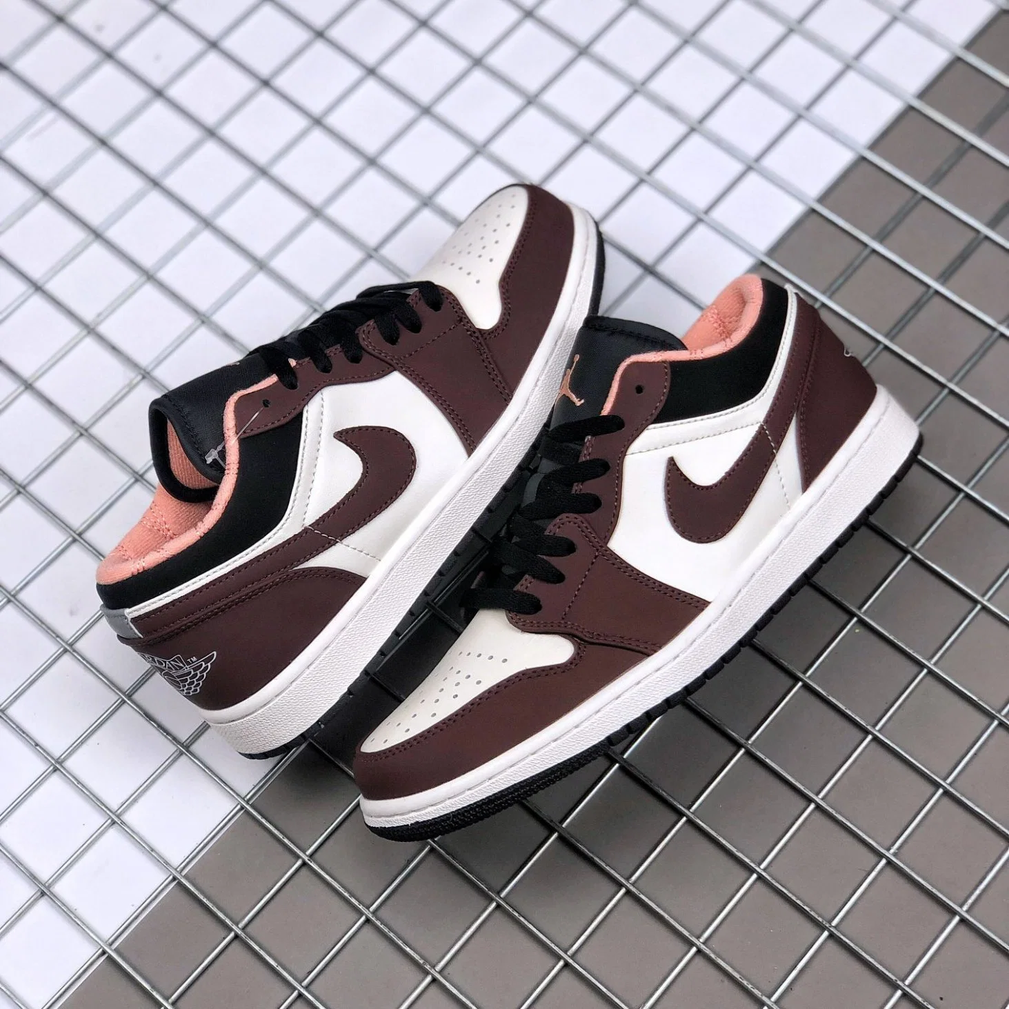 Mulheres Tênis Nike Air Jordan 1 Low para atividades ao ar livre.