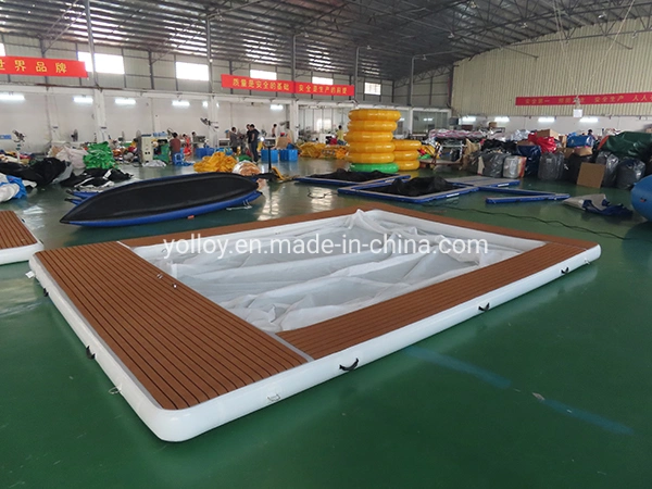 Yate inflable de medusa. Plataforma flotante para nadar en el océano con red.