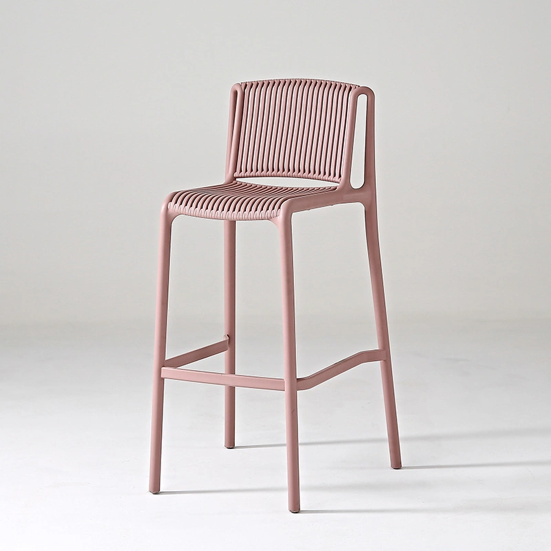 Chaise de bar en plastique pour salle à manger d'extérieur, au design moderne et élégant, sans accoudoirs.