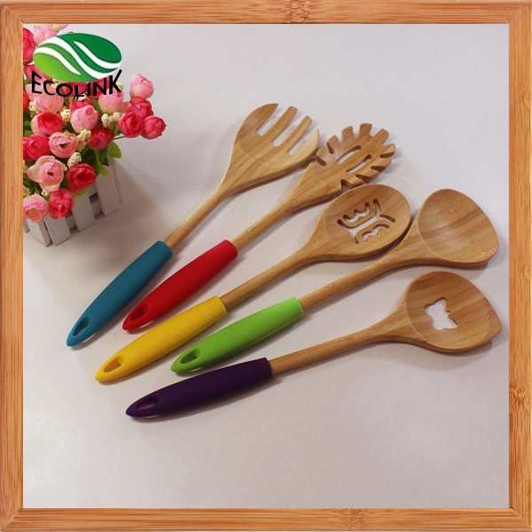 Conjunto de ferramentas de utensílios de cozinha com colher de cozinha de bambu e pega colorida em silicone