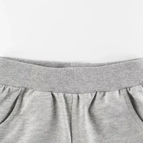 Shorts d'été décontractés confortables avec bande élastique en coton lavé pour garçon, rayures blanches sur la ceinture.