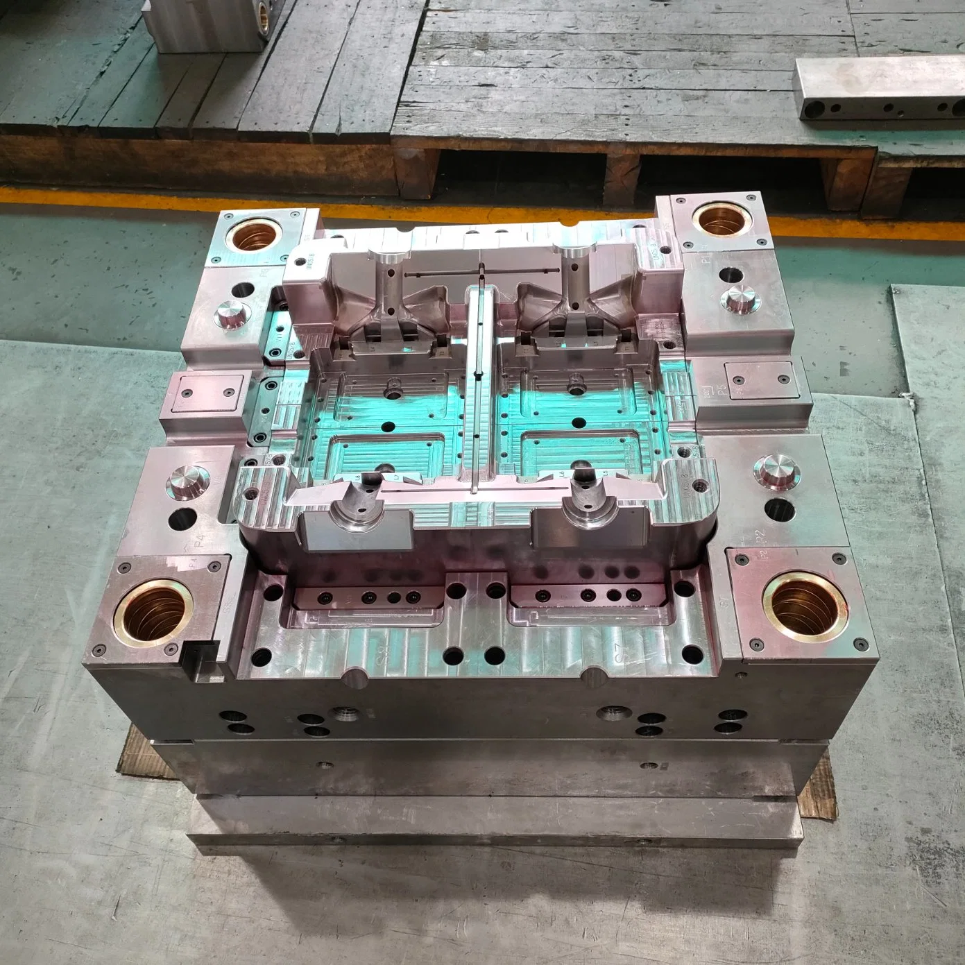 Toolmaker OEM Smooth Surface Cover Plastic Injection Mold for Dust Cleaner Machine