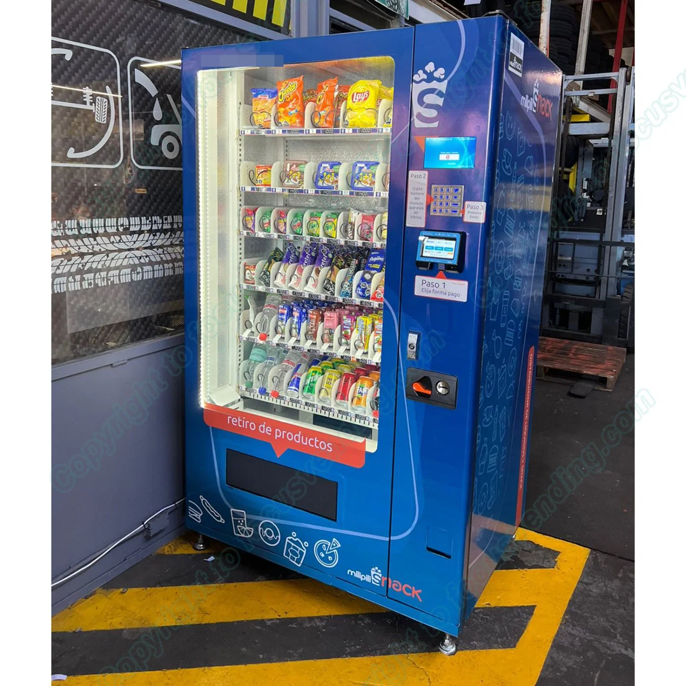 Small Vending Machine for Combo Snacks and Drink with Big Capacity Supports Card Payment