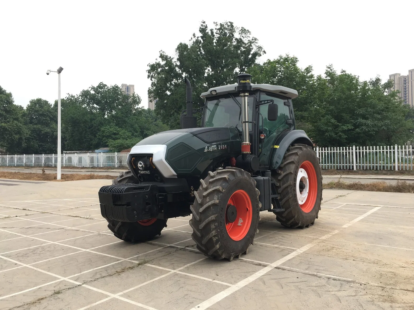 Fabricado en China la maquinaria agrícola 260CV 4WD con excavadora tractor agrícola