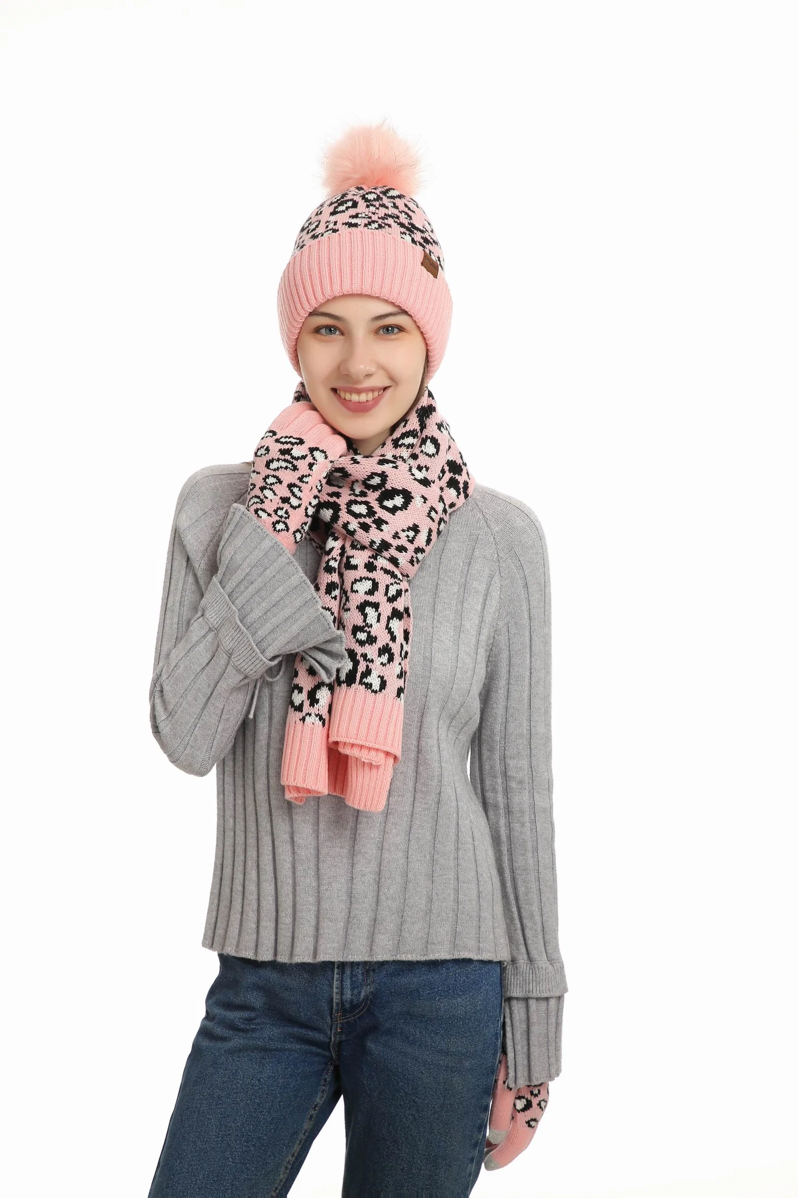 Ensemble tricoté chaud d'hiver avec écharpe léopard, bonnet en peluche et gants.