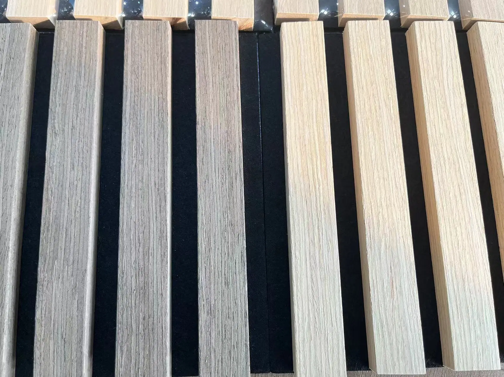 Горячий продавать и популярной в европейских и американских рынок MDF деревянной планке панель сконструирована из шпона черного цвета панели для ПЭТ