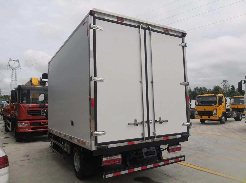 Clw Medium Refrigerator Truck, Refrigerator Van Truck for Frozen Food Delivery