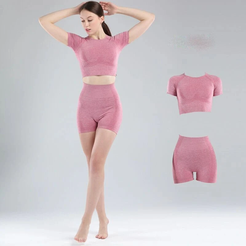 Ensemble de sport pour femmes comprenant un haut court de fitness avec logo personnalisé et un short de yoga sans couture.