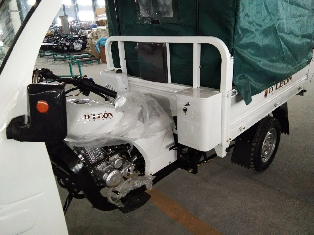 Manufacture Three Wheeled Motorcycle with Canopy Electric Cargo Tricycle Auto Rickshaw Passenger Wheel Motorcycle