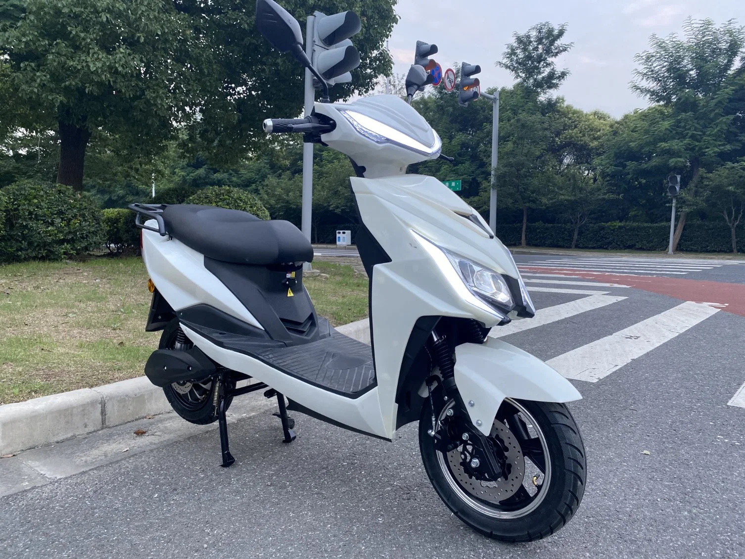 L1E-B EEC Elektromotorrad mit Scheibenbremse vorn und hinten