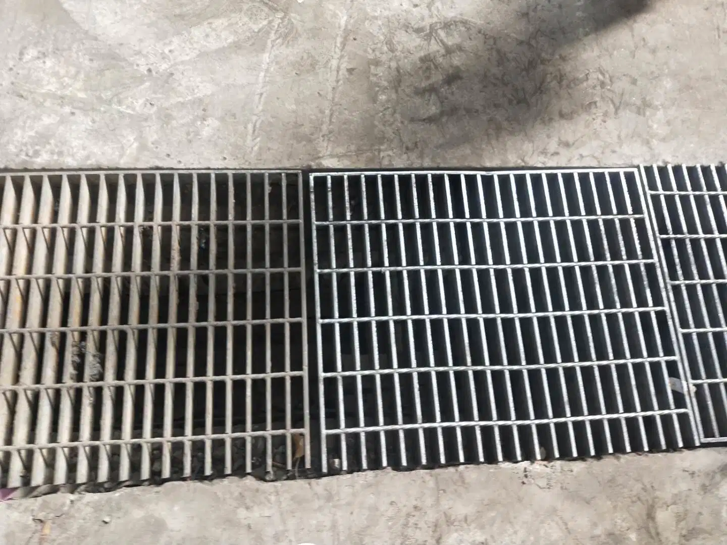 Q235 Galvanized Drainage System Smooth Drain Cover Grating for Chemical Plant