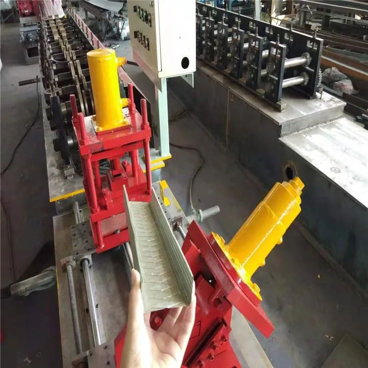 Kundenspezifische Roll Forming Maschine Galvanzierter Stahl C Z U Form Profil-Gebäude-Material-Herstellung-Maschinen PPGI Dachziegel-Pfette-Maschine