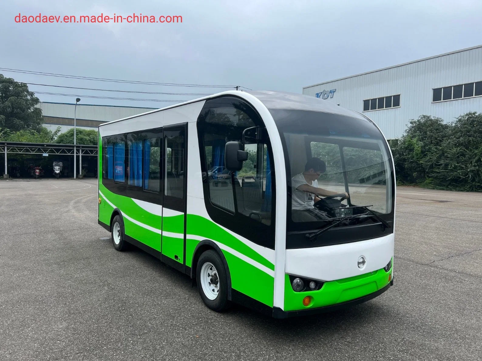 Usine chinoise de bus touristique électrique de 17 places avec batterie lithium LFP de 153,6V620Ah 95,2kWh à longue autonomie de 450 km, moteur de 15 kW et superchargeur. Voiture de tourisme et mini-bus F17L.