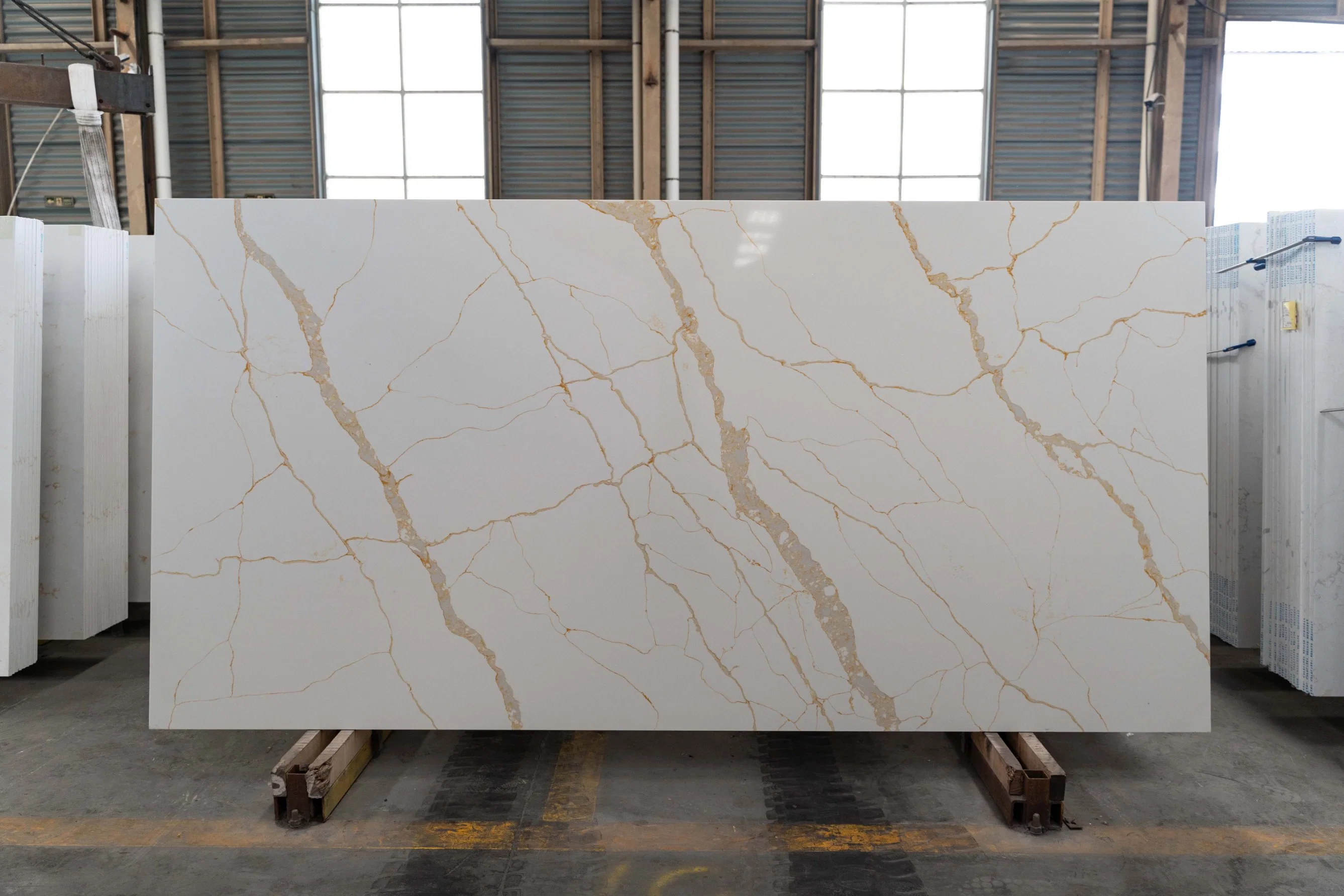 Polished Artificial Quartz Stone for Countertops/Vanity Tops/Hotel Design with Solid Calacatta Surface