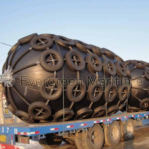 Los guardabarros de goma de neumático con cadenas y neumáticos jaula para la protección de barco