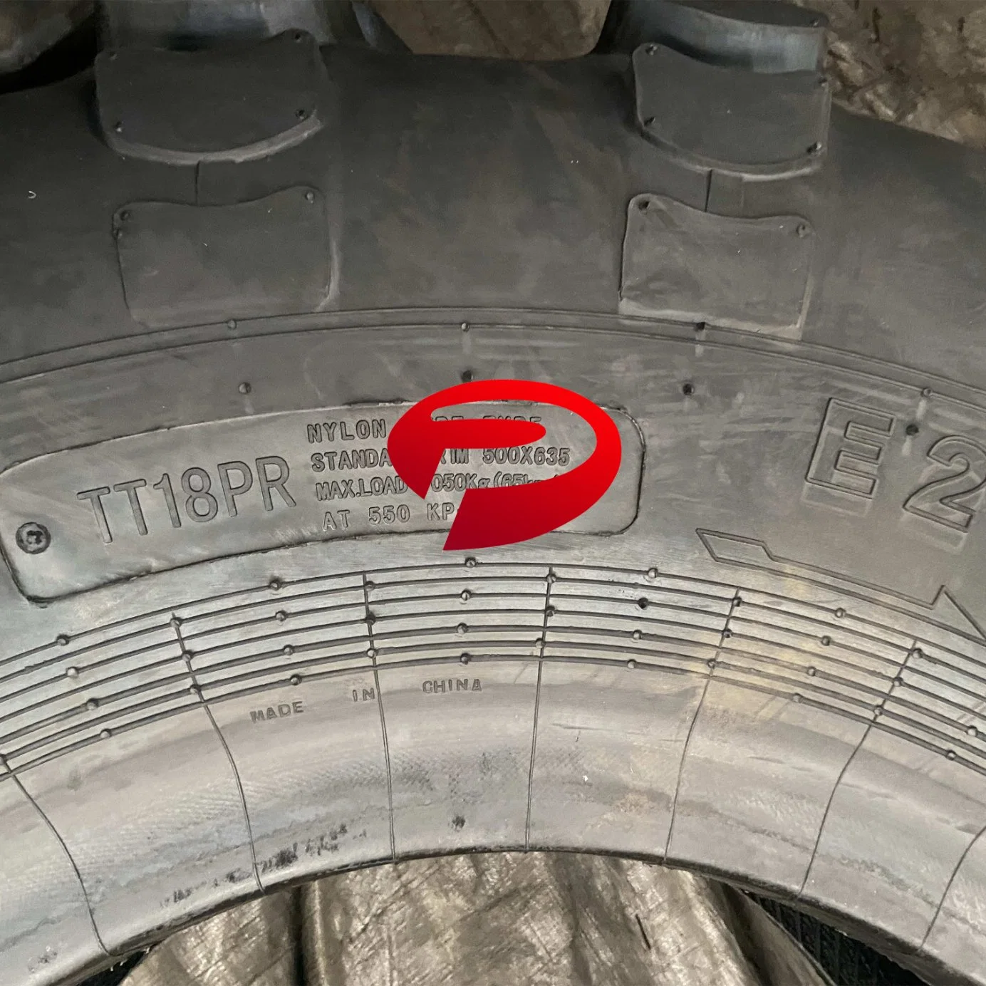 Factory Wholesale/Supplier 1500X600-635 1500X600X635 1600X600-685 Cross Country Truck Tires