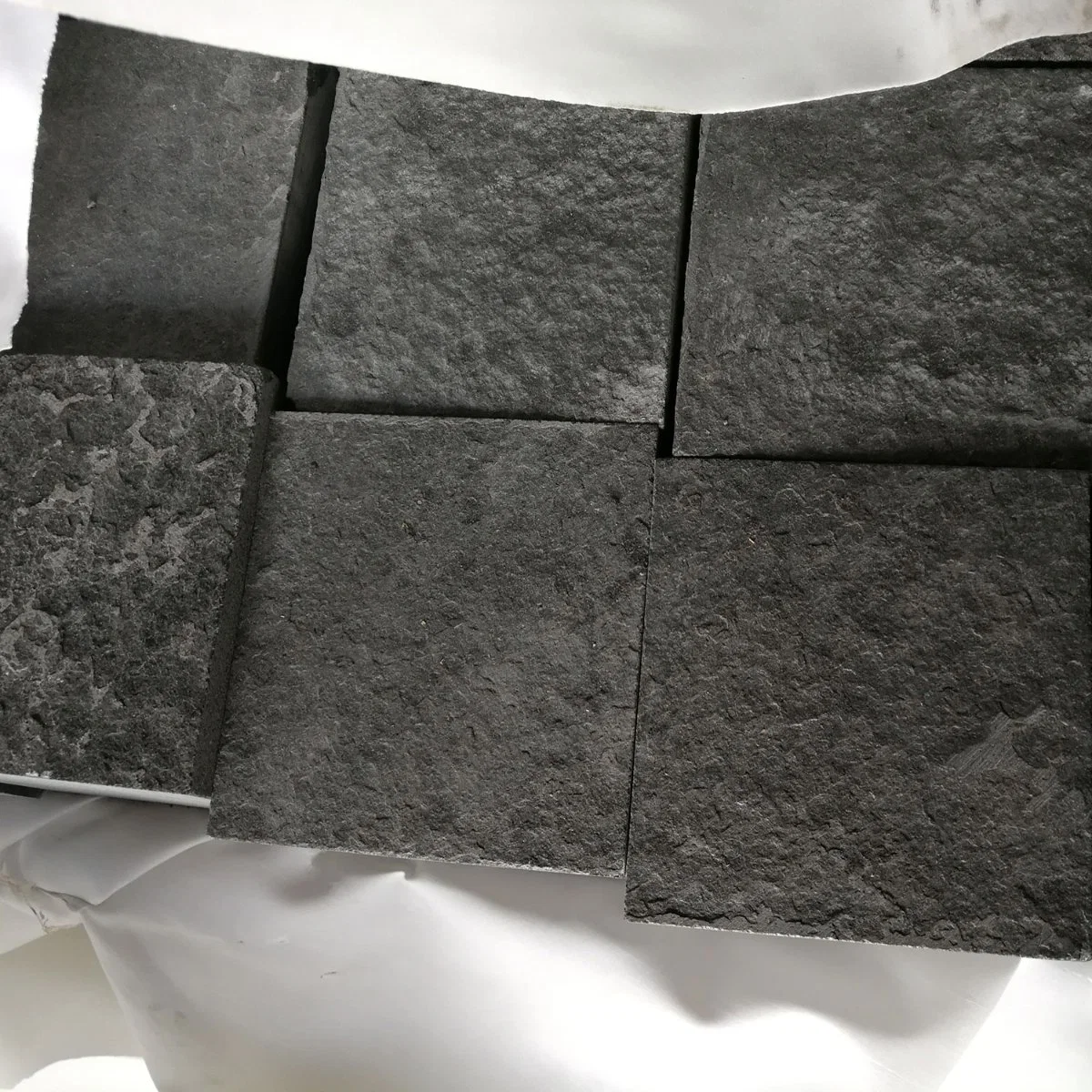 Geflammte Oberfläche China Black Mongolia Black Stone Granit Pflaster für Bodenfliesen