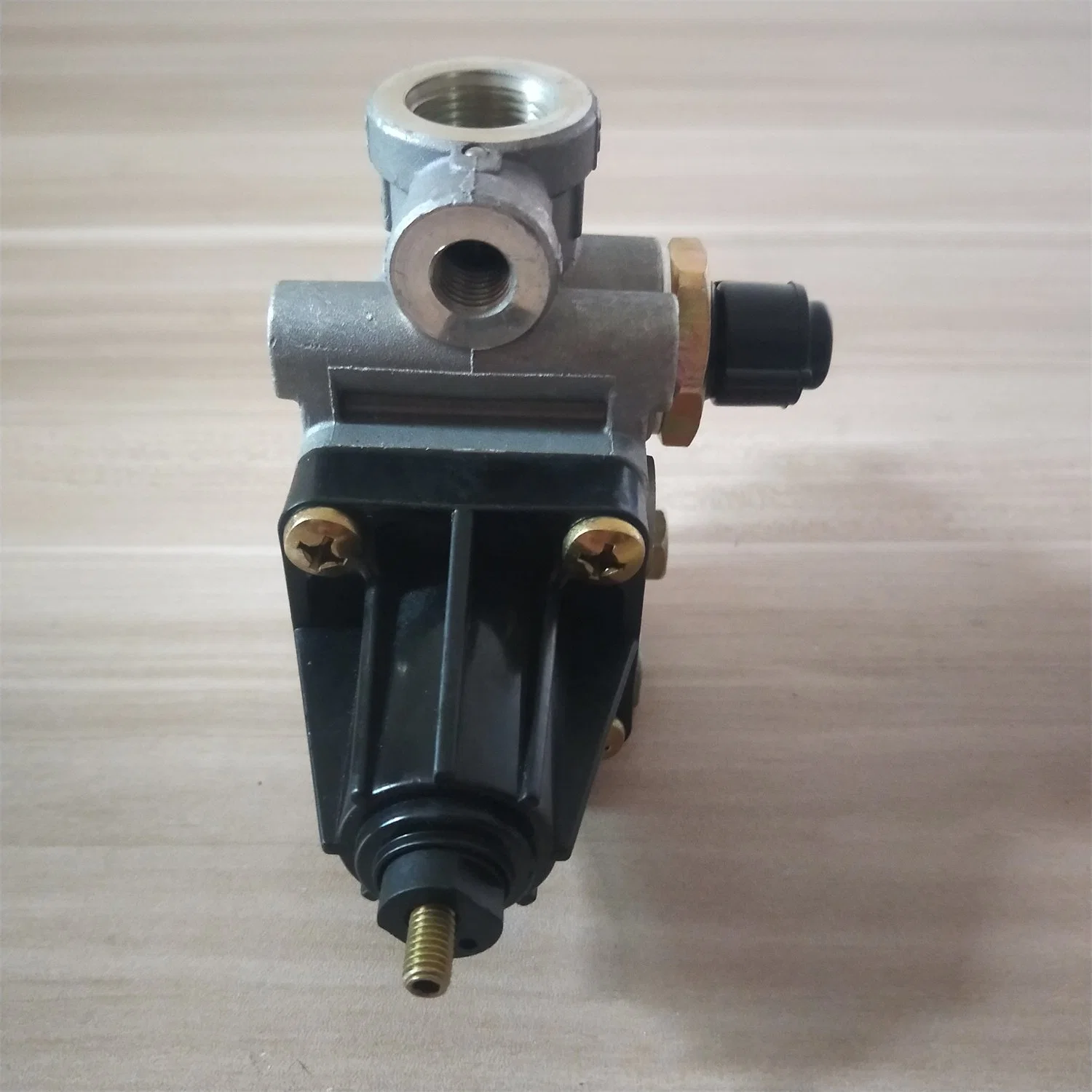 Rest Assured Products Japan Auto Spare Parts Superior Product Trailer Control Valve for Truck Brake Valve