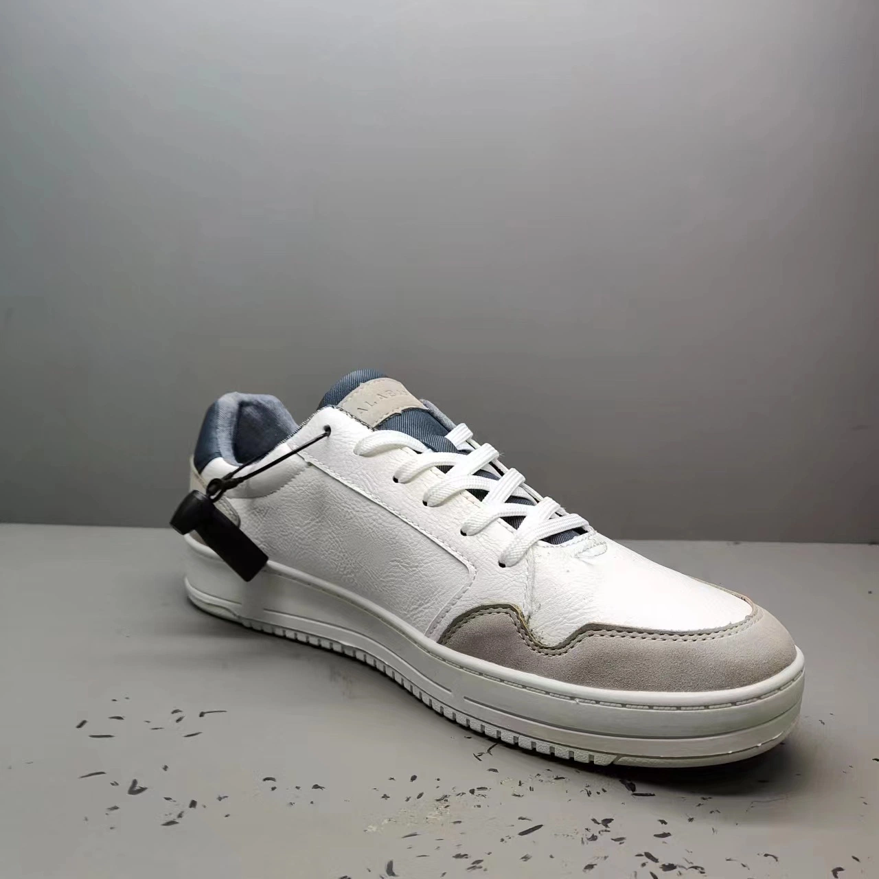 Zapatillas de hombre de moda personalizadas de cuero PU estilo deportivo para caminar al aire libre.