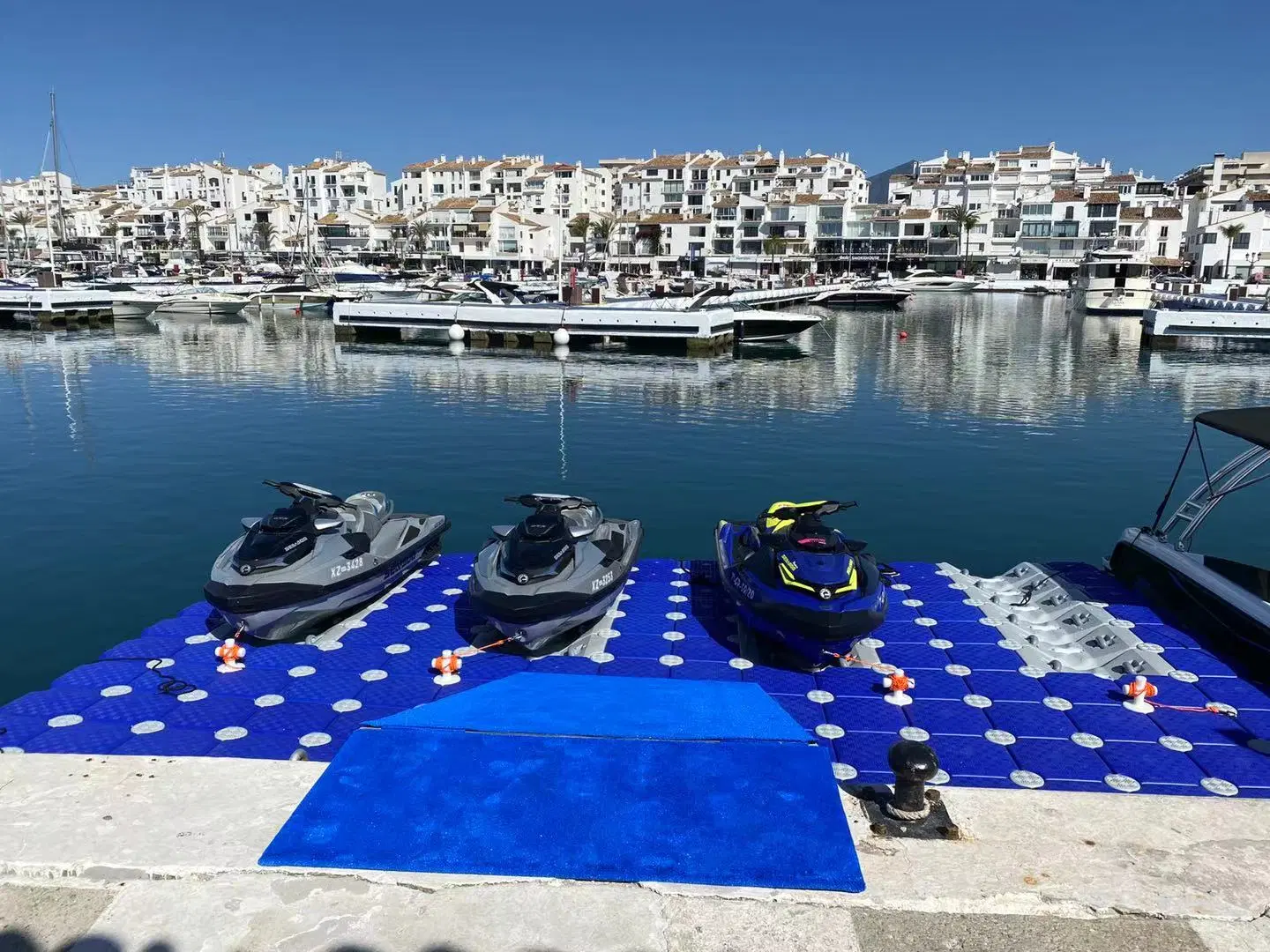 Cubo de pontón de plástico, muelle flotante para barcos y motos acuáticas