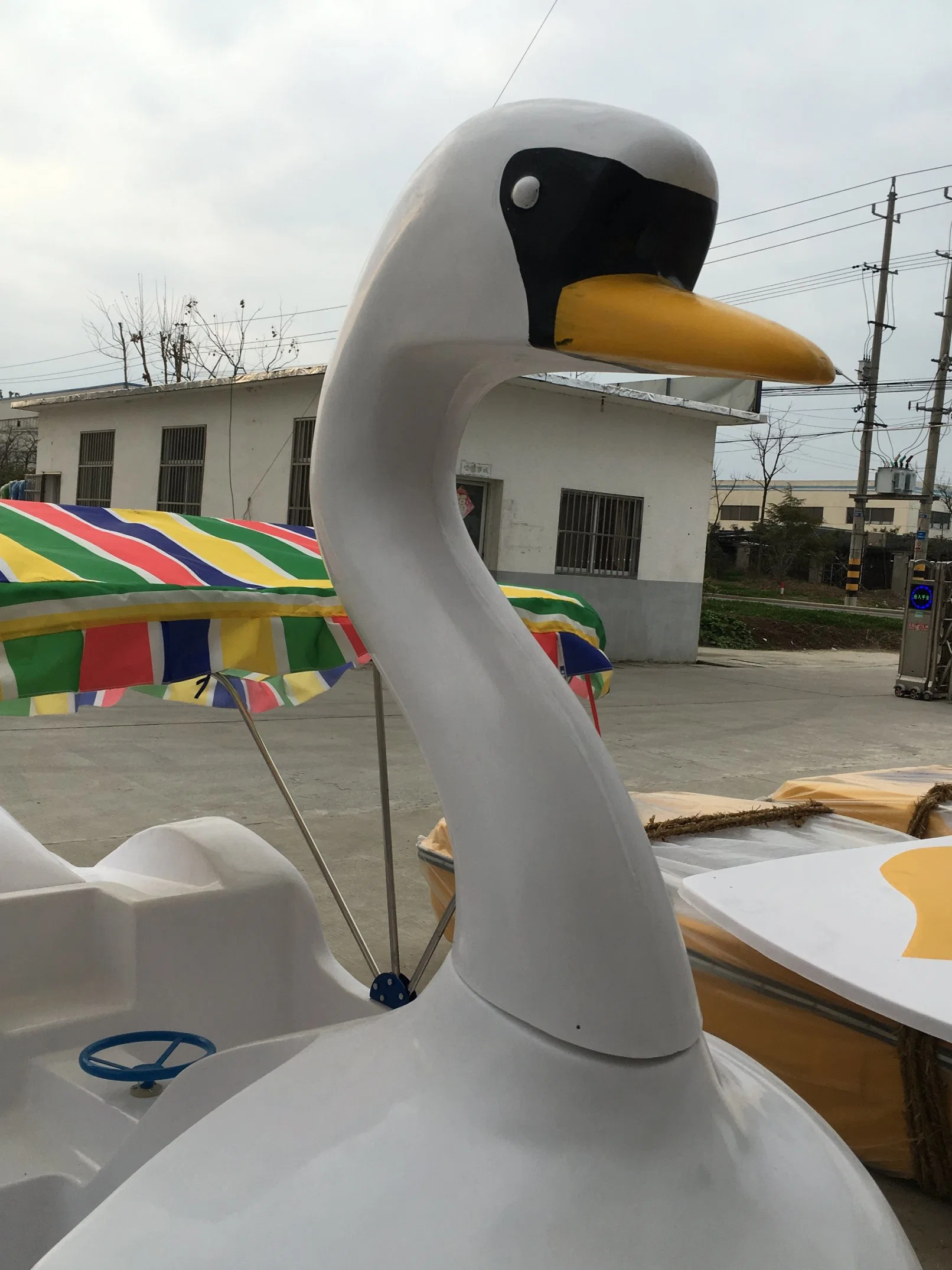 Factory Prices Fiberglass Swan Pedal Boats for Family Water Amusement