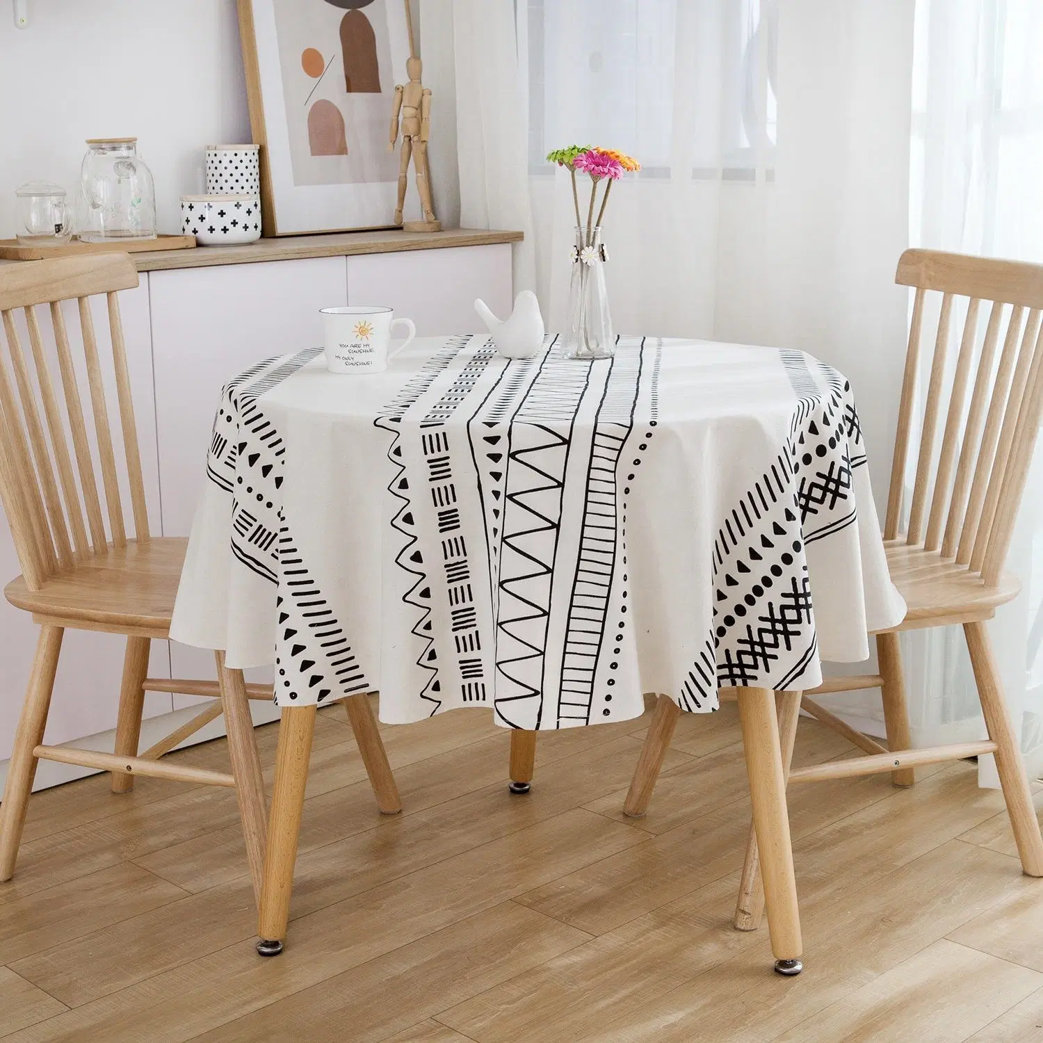 Nappe de table tissée ronde imprimée moderne en noir et blanc pour une table à manger simple, conceptions de table de centre, Thanksgiving.