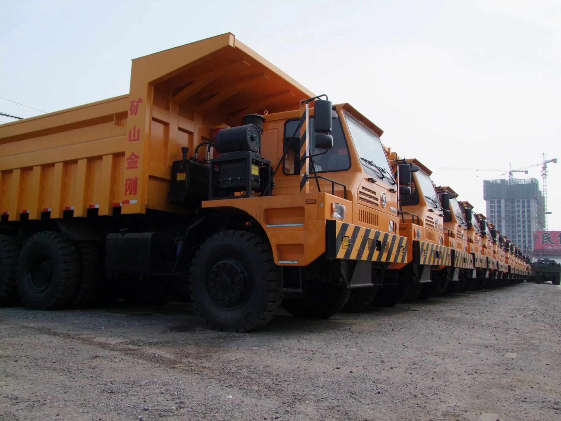 La Chine haut de la marque Shacman corps large de 70 tonnes off-road 420HP Kingway de camion à benne minière 90 avec moteur Cummins