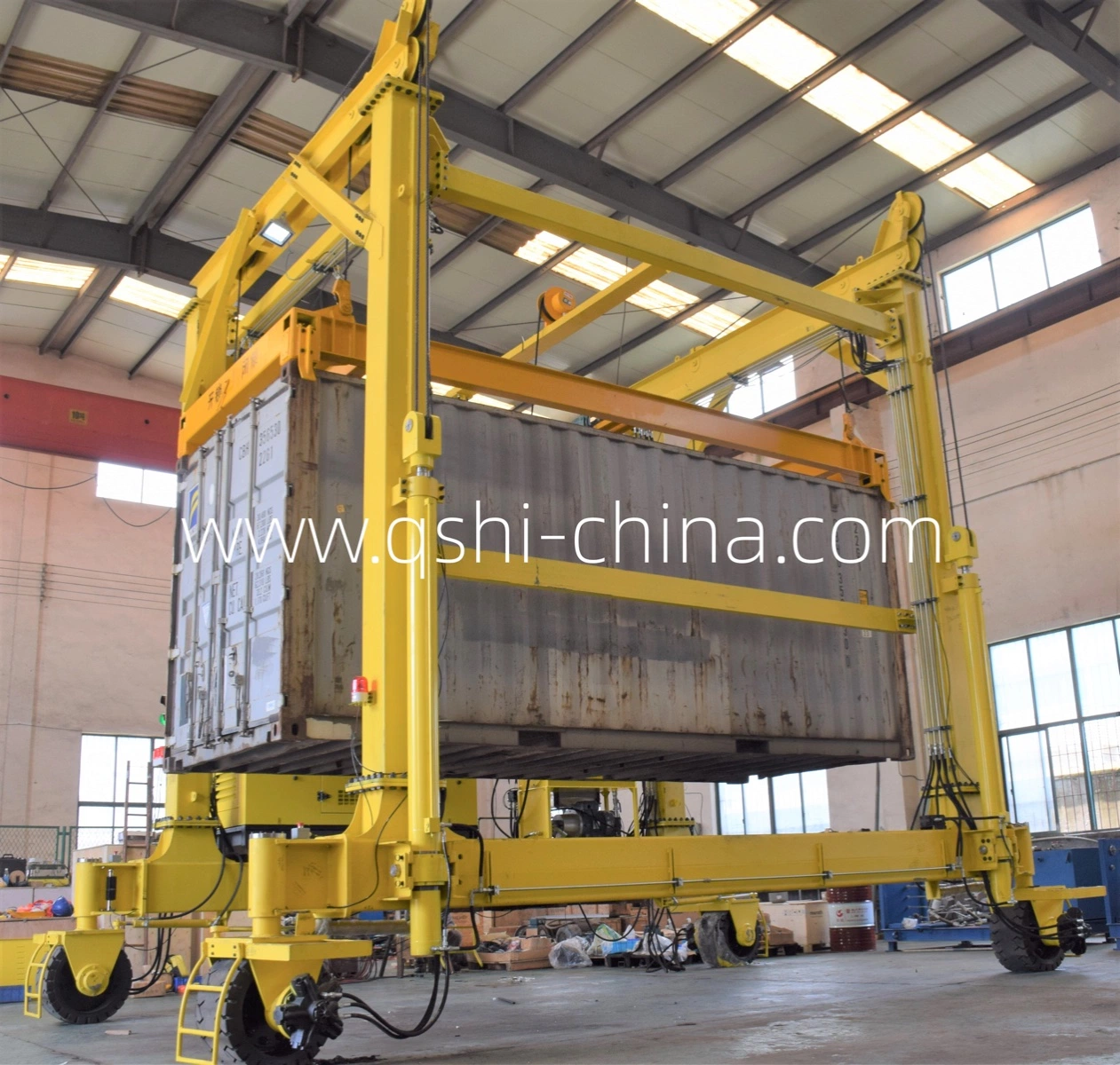 High Efficiency Straddle Carrier for Lifting Containers