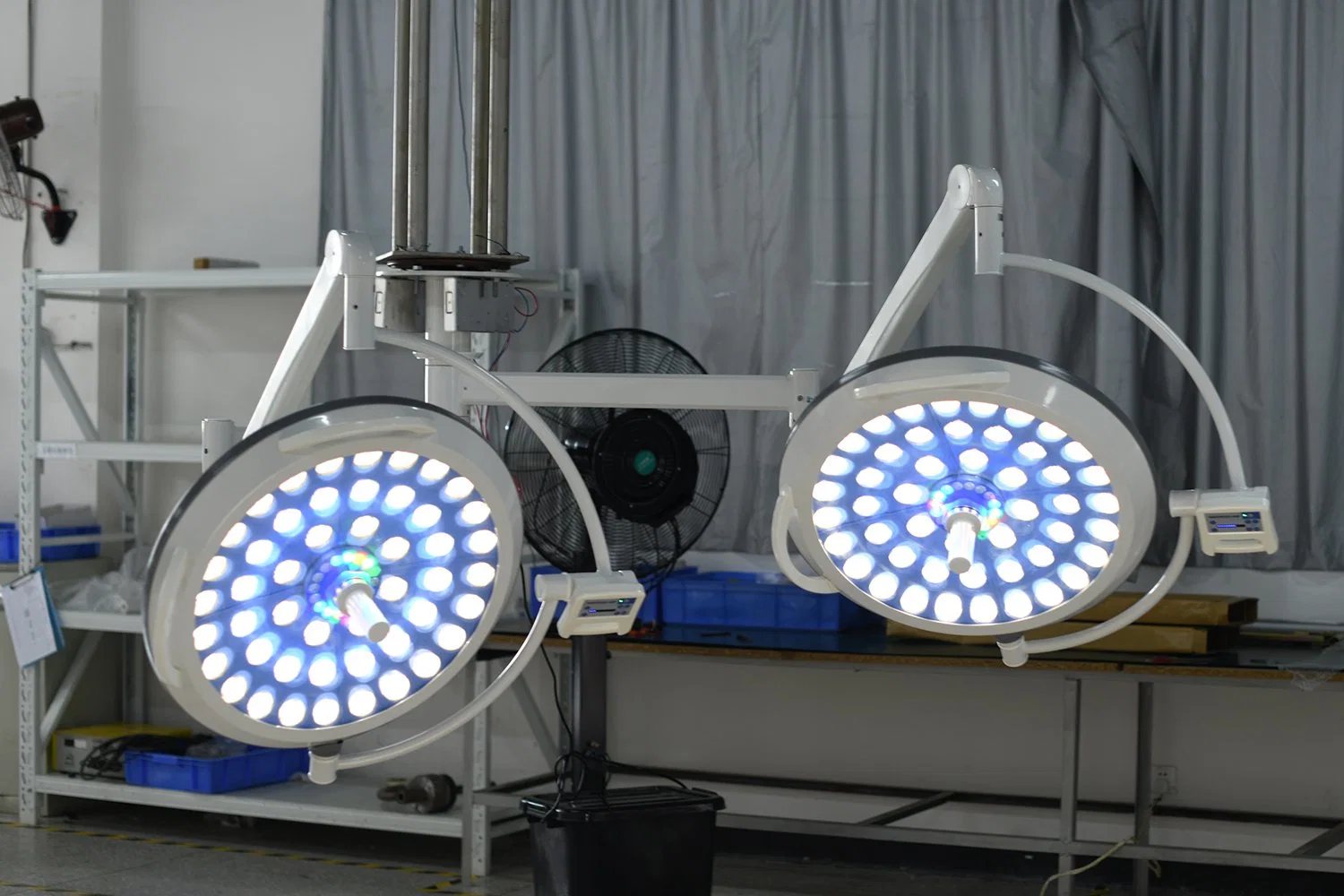 Hospital Equipment Surgical Light with Enhanced Brightness and Clarity