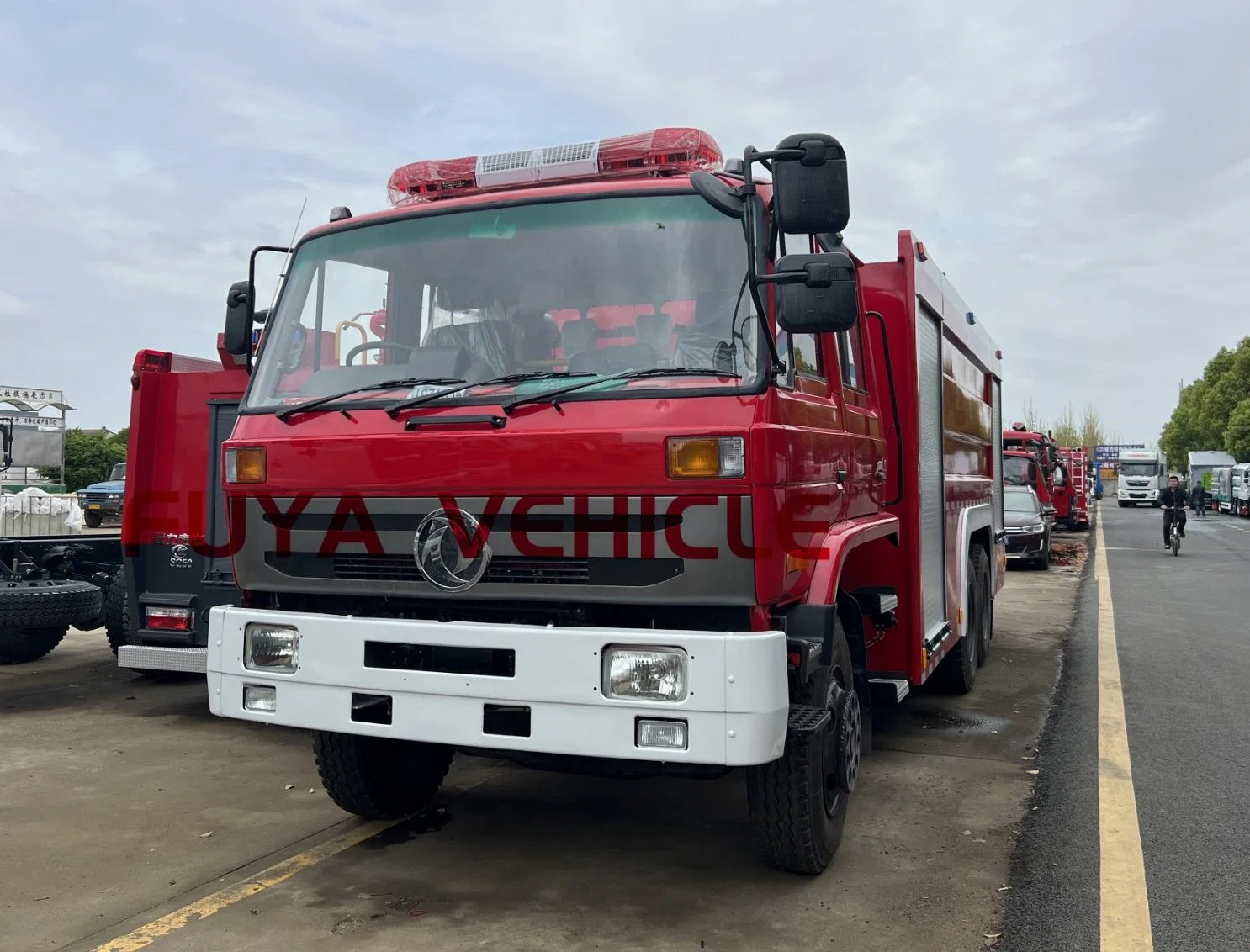 Dongfeng Brand 4*2 10000liters 10cbm Fire Fighting Truck/Water and Foam Fire Truck with Good Engine