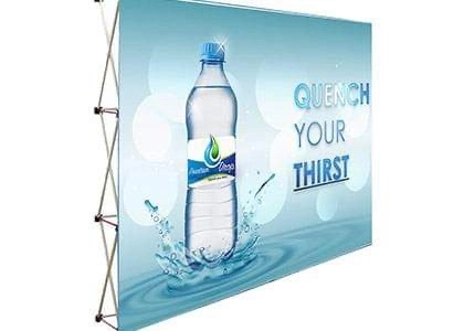 Anpassbare Banner Wand Display Rahmen Booth Hintergrund Jumbo Bühne Stoff Druckmedien Gedruckte Farbe Drop Up Wasserfall einziehbarer Jumbo-Ständer Schritt Wiederholen