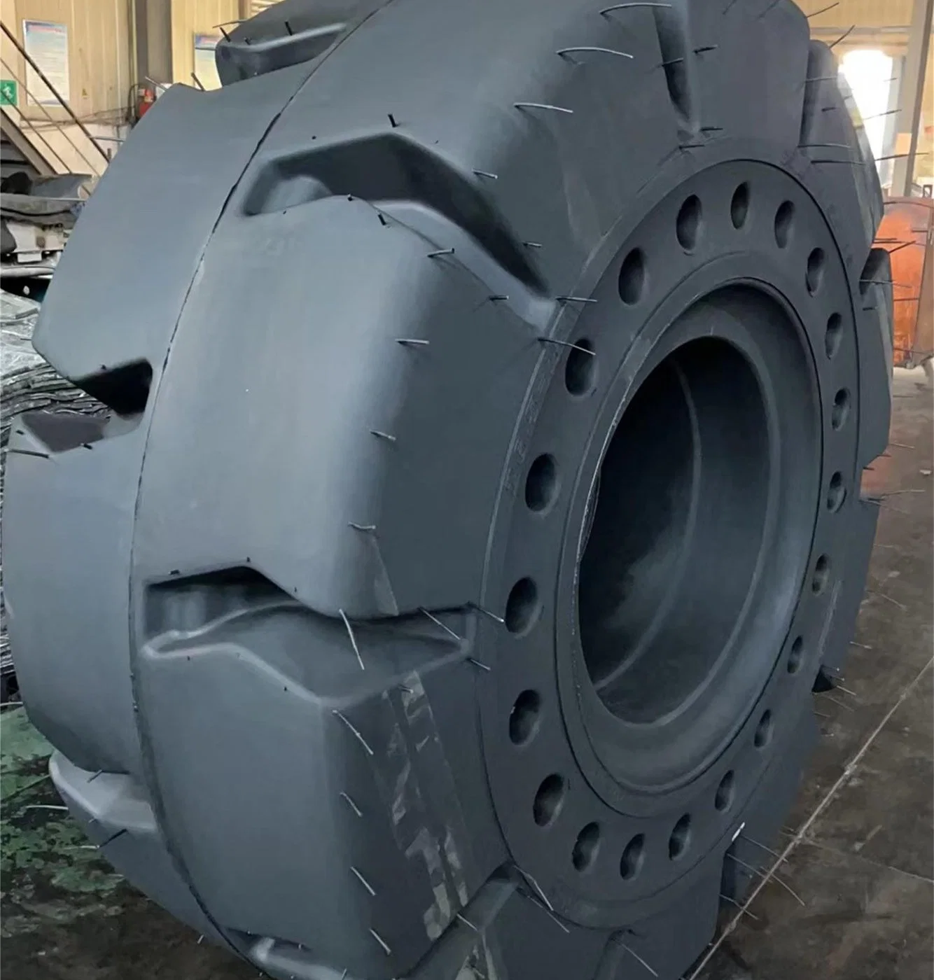 Tyre with Rim Manufacturer E3 L5 14.00-24 23.5-25 17.5-25 Industrial Llanta Heavy Duty off Road Mining Dump Truck Crane Port Use OTR Wheel Loader Solid Tire