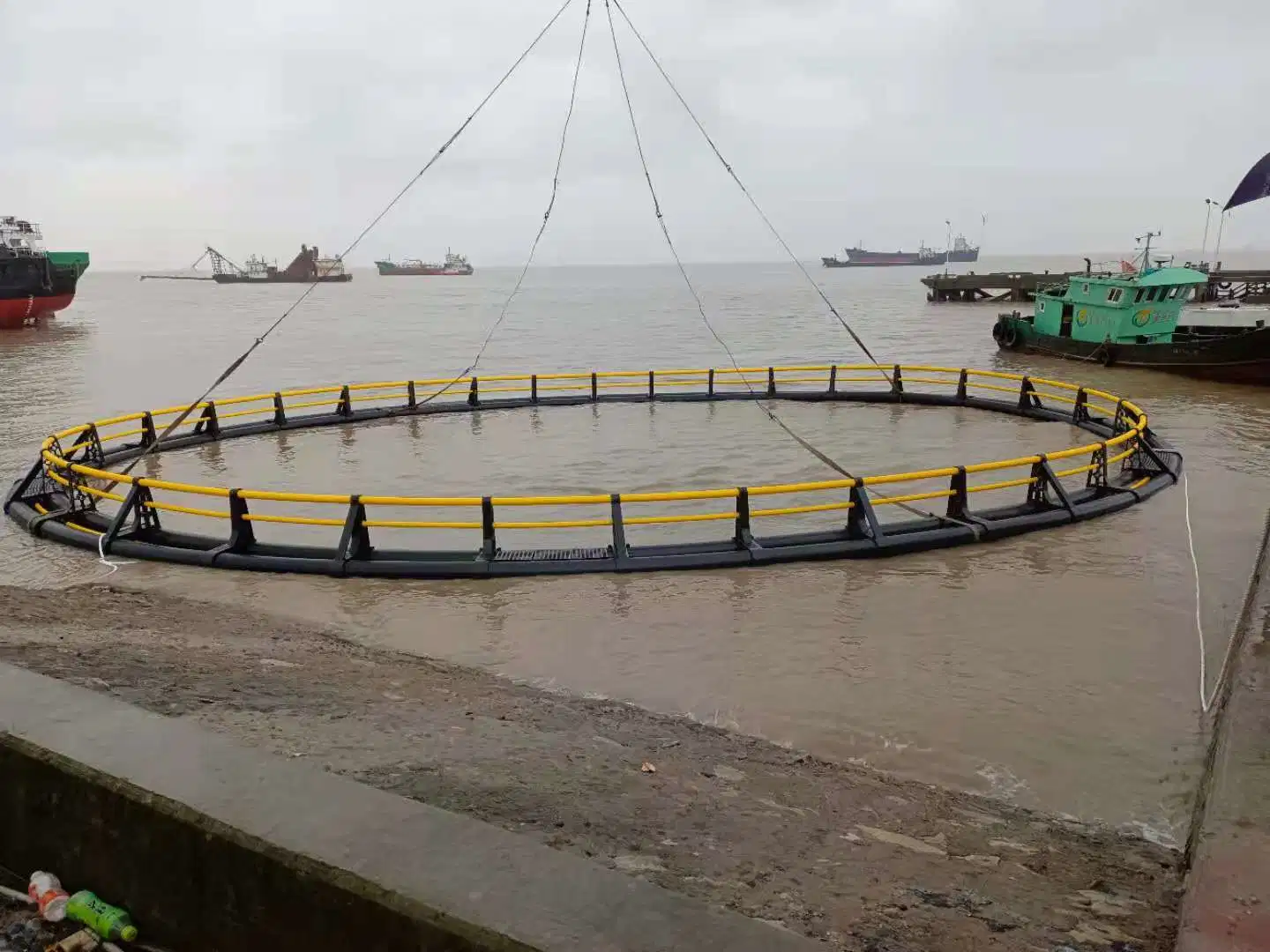 L'Aquaculture de l'environnement système des cages en filet flottant pour le poisson Farmi