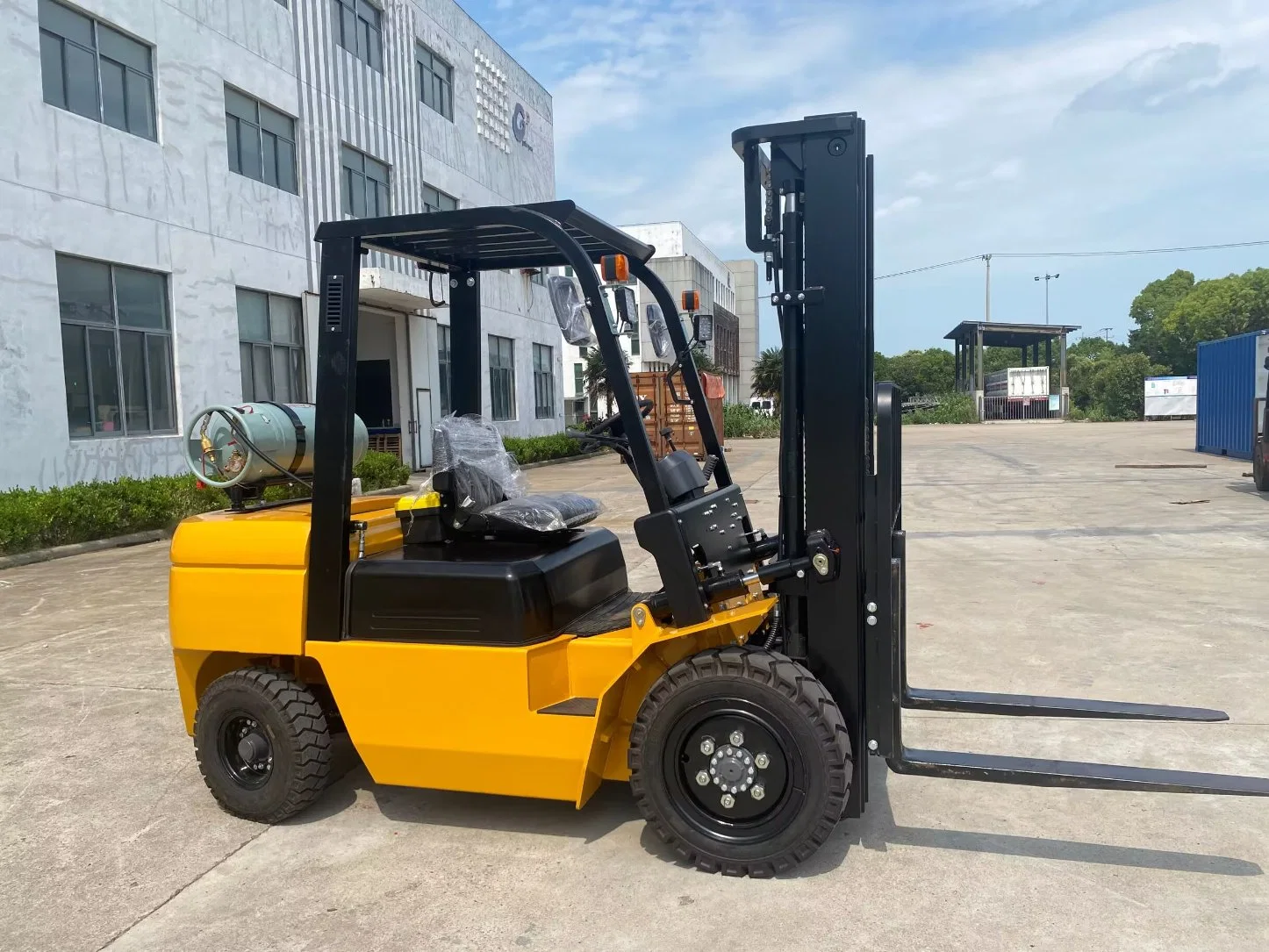 شاحنة رفع طنان LPG تعمل على ForkLift (ارتفاع الرفع 5 م)