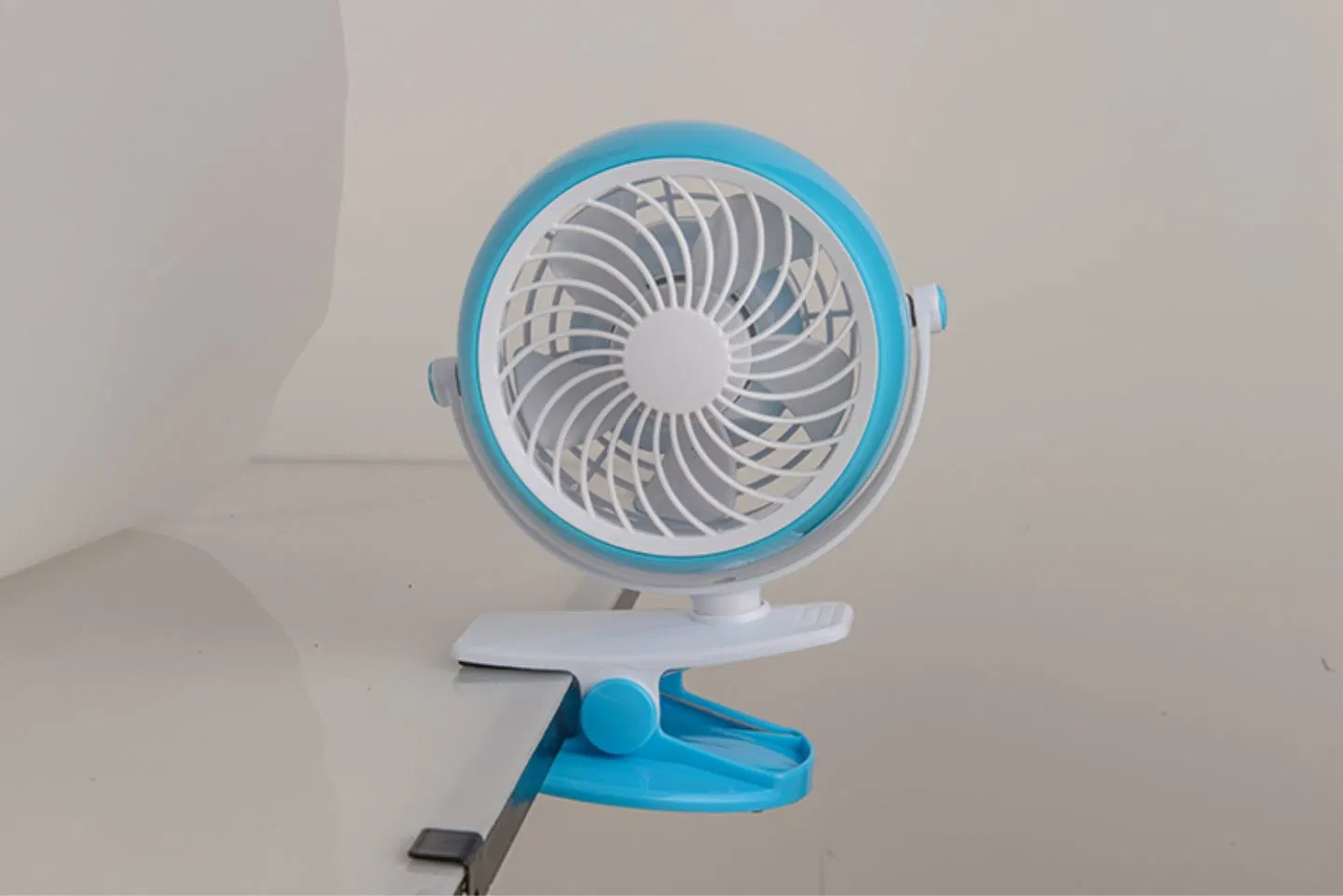 Hot Sale Rechargeable Li-ion Battery DC Clip Fan