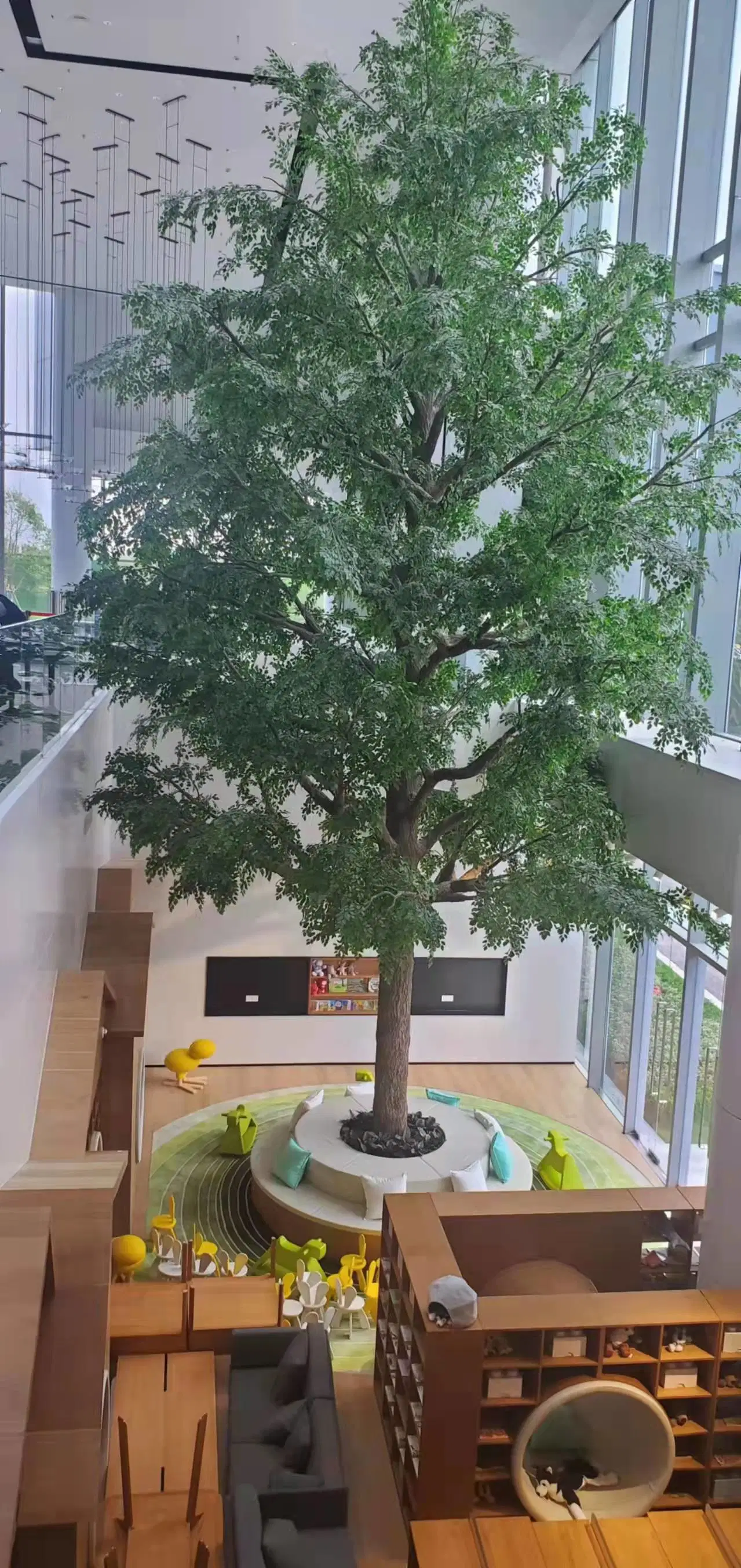 Regardez un grand arbre artificiel naturel sur mesure en fibre de verre, un faux arbre ficus banyan.